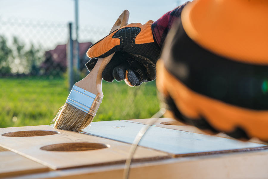 Un vendeur proposant les meilleures peintures pour table de jardin en bois