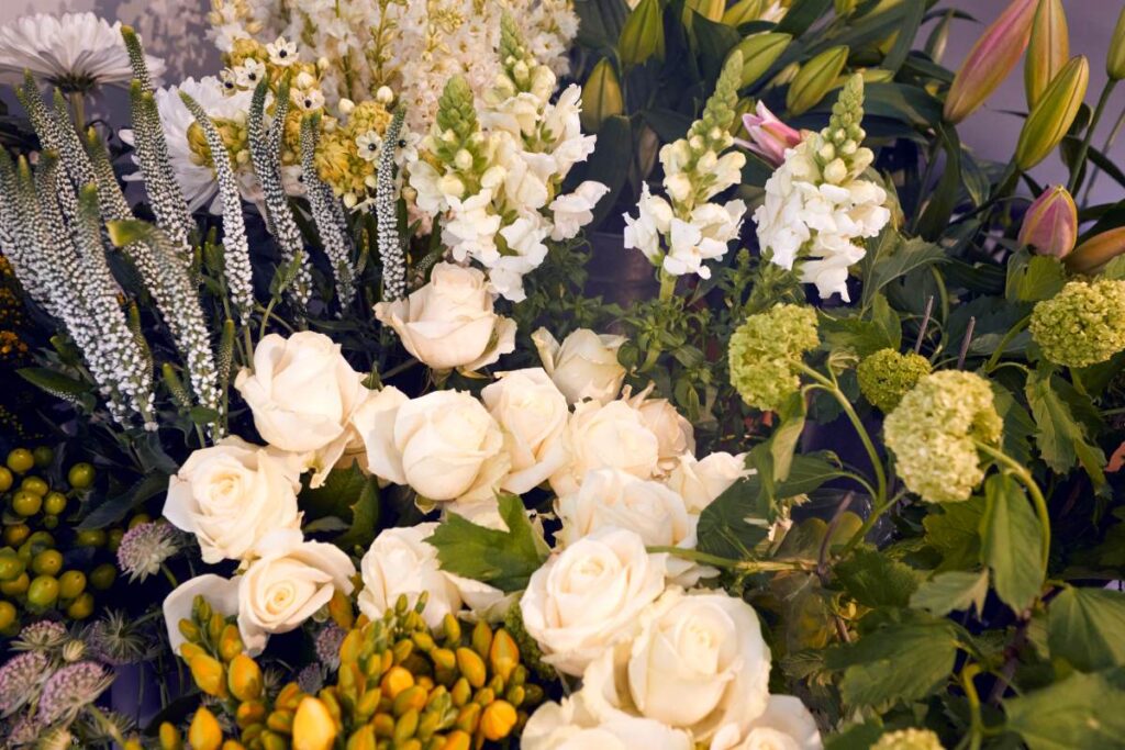 Un bouquet de fleurs blanches avec des feuilles vertes