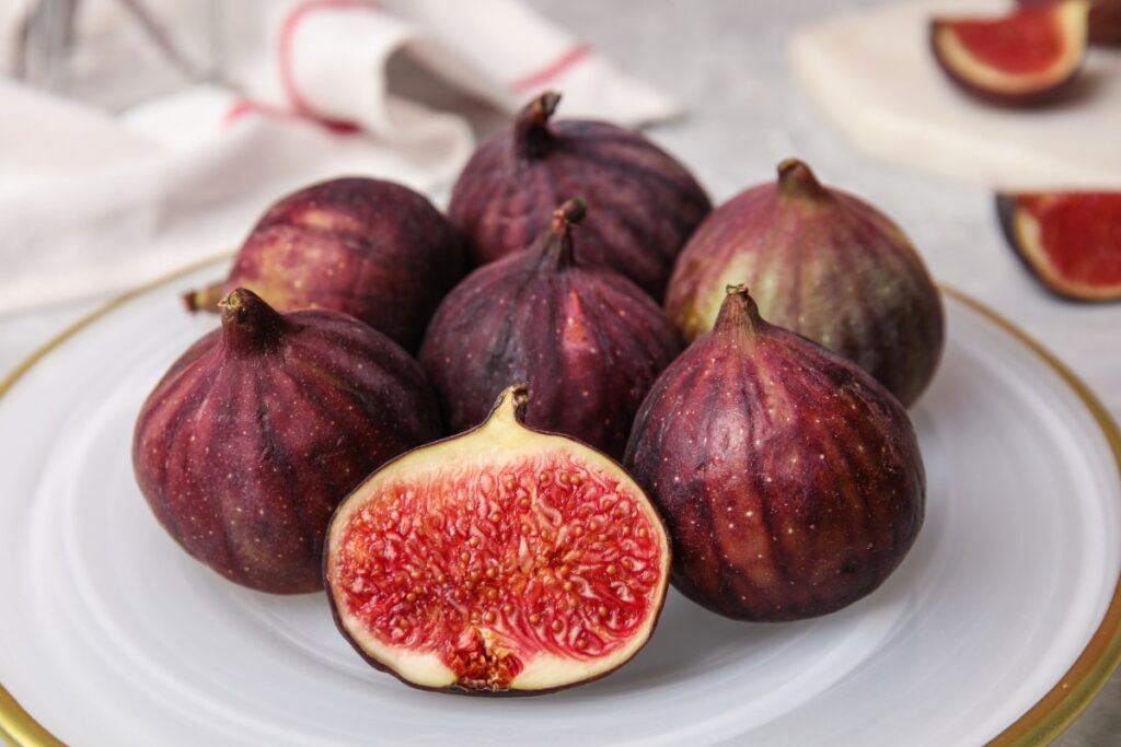 Des figues fraîches sur une assiette