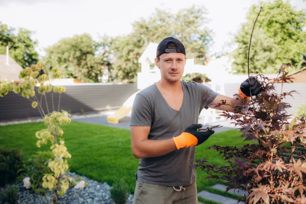 Un jardinier professionnel travaillant dans une propriété