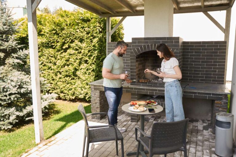 Un jeune couple qui prépare leur plat dans une cuisine extérieure
