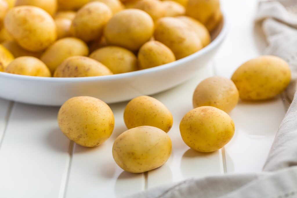 Des pommes de terre jaunes et frâches