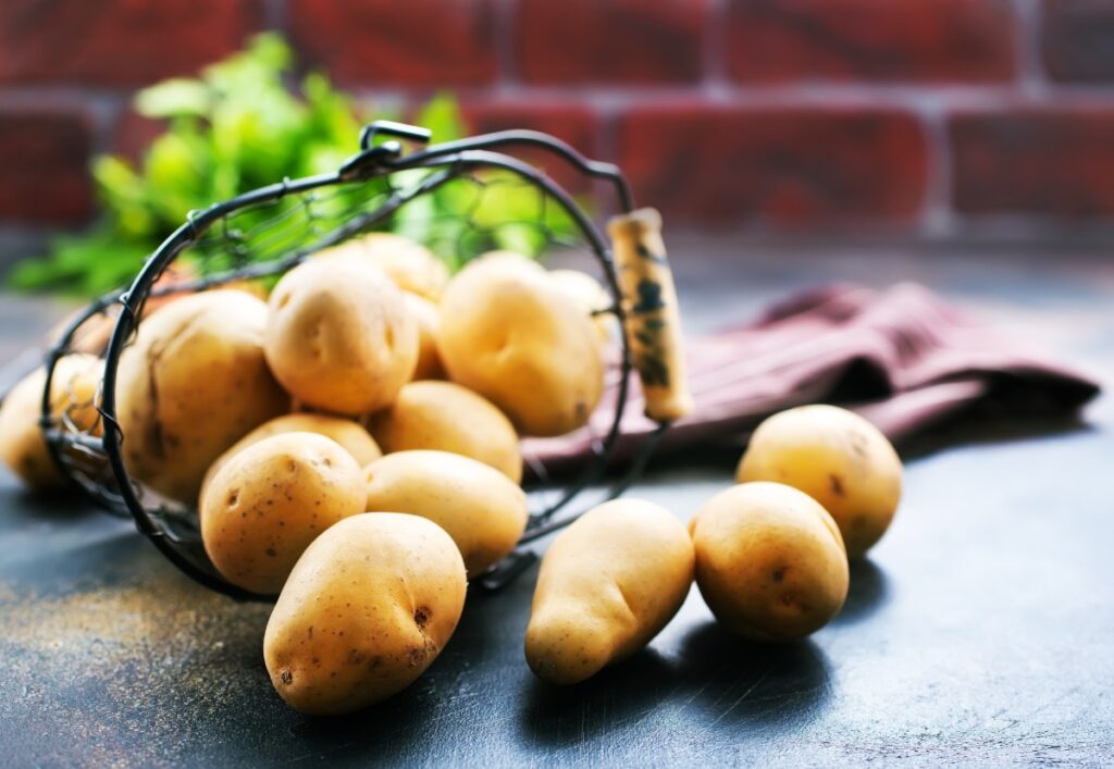 Des pommes de terre placées sur la table