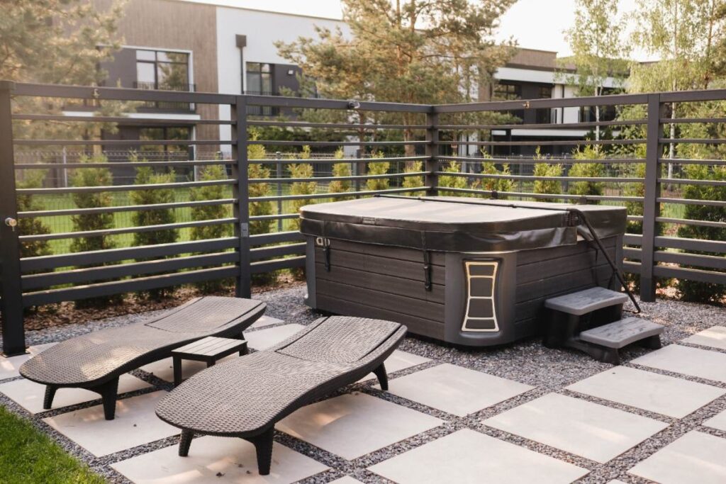 Un spa installé dans un coin du jardin