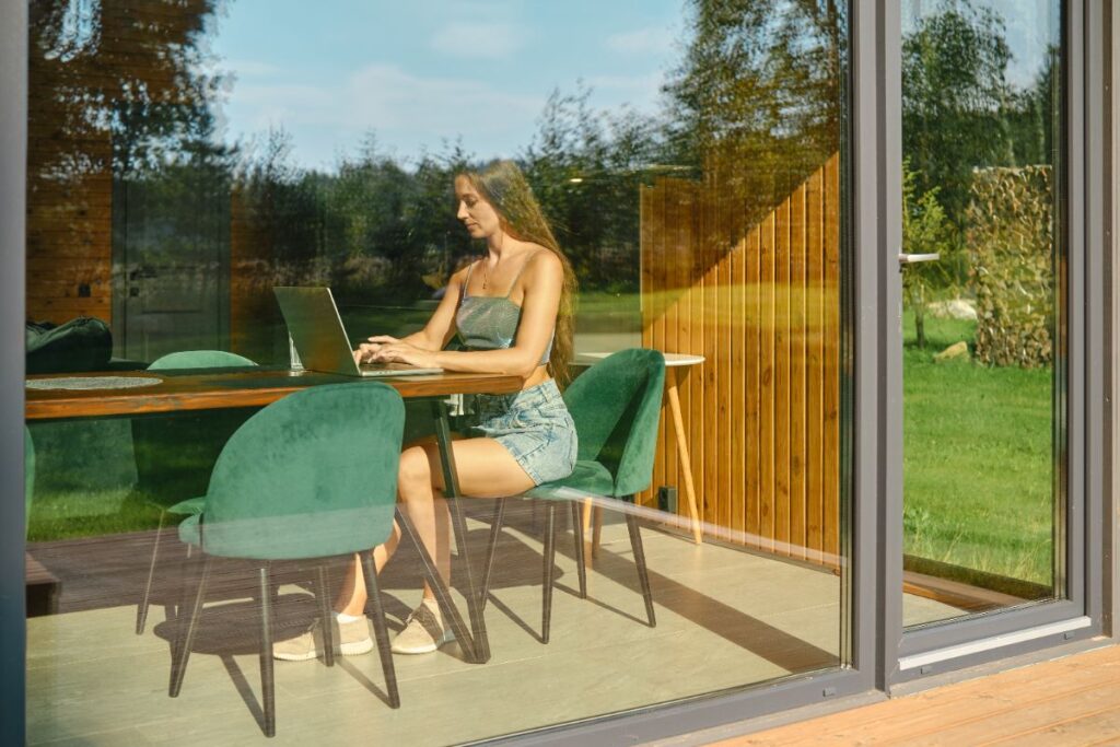 Une femme travaillant dans son bureau