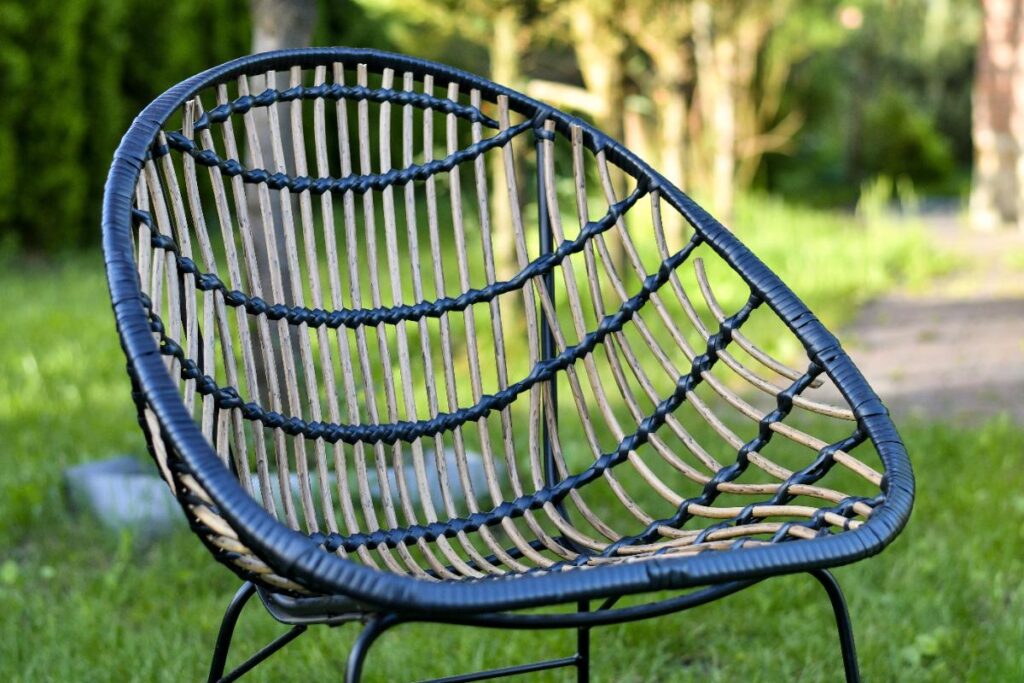 Une chaise en rotin à l'extérieur