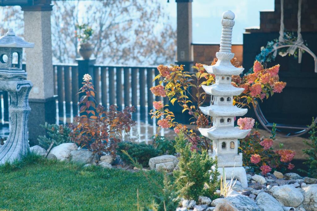 Un jardin japonais orné de lanternes et des fleurs
