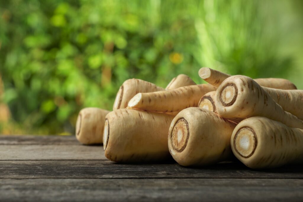 Délicieux panaïs frais sur une table en bois
