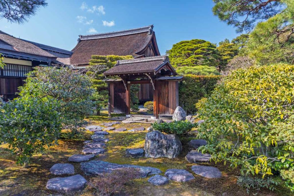 Une maison avec un jardin japonais et une allée